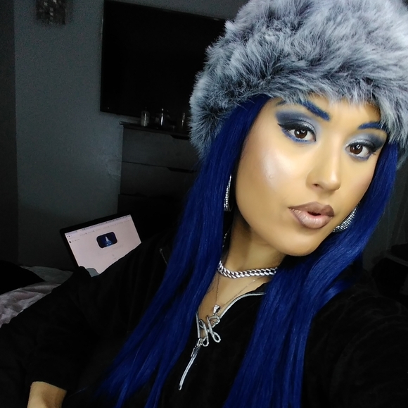 Clothes & Accessories - Picture 6 of 7